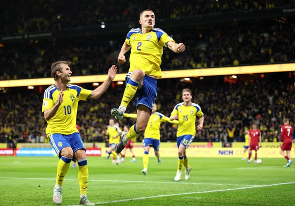 世界杯FIFA体育新闻：在索尔纳友谊竞技场举行的2026年国际足联世界杯预选赛附加赛决赛中，古斯塔夫·拉格比尔克为瑞典队攻入制胜球，庆祝战胜波兰队。