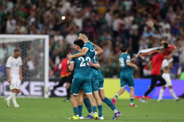 世界杯FIFA体育新闻:Merchas Doski 与队友庆祝