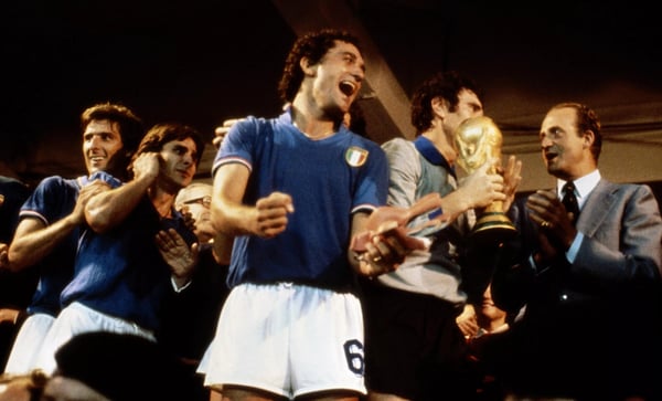 世界杯FIFA体育新闻：意大利选手克劳迪奥·詹蒂莱庆祝赢得1982年西班牙世界杯