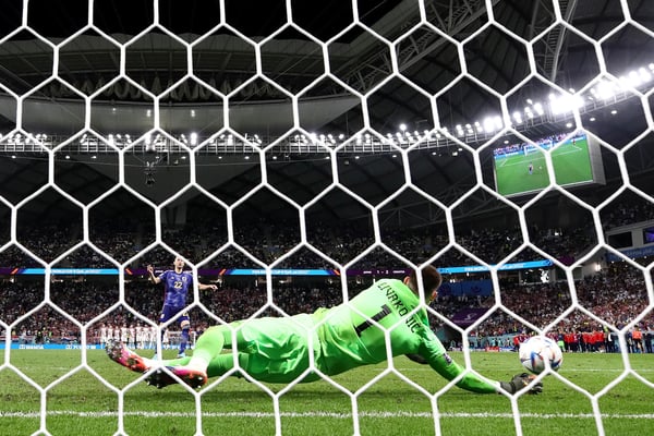 世界杯FIFA体育新闻：在2022年卡塔尔世界杯16强赛日本对阵克罗地亚的比赛中，克罗地亚门将多米尼克·利瓦科维奇扑出了一个点球。