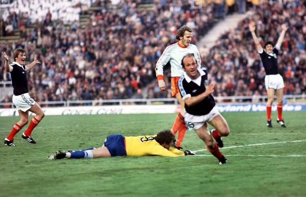 世界杯FIFA体育新闻：在1978年国际足联世界杯第四小组赛中，阿奇·杰米尔在门多萨的圣马丁解放者体育场庆祝苏格兰队攻破荷兰队球门。