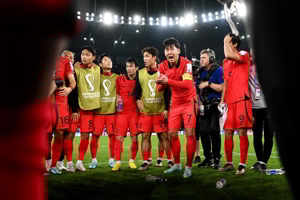 世界杯FIFA体育新闻：孙兴慜和韩国队队友围成一圈