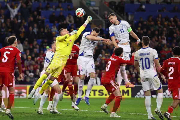 世界杯FIFA体育新闻：哲科对加勒斯的头球攻门