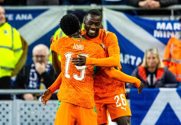 世界杯FIFA体育新闻：科特迪瓦前锋尼古拉斯·佩佩在与苏格兰的友谊赛中庆祝进球