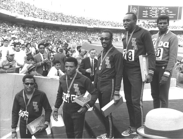 世界杯FIFA体育新闻:1968年墨西哥城奥运会上,美国男子4x100米接力队队员梅尔·彭德、查尔斯·格林、罗尼·雷·史密斯和吉姆·海因斯手持金牌合影。
