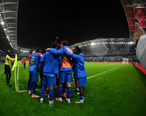 世界杯FIFA体育新闻：2026年11月13日，在摩洛哥拉巴特巴里德体育场举行的2026年世界杯预选赛非洲足联附加赛中，刚果民主共和国队的尚塞尔·姆本巴与队友庆祝进球。