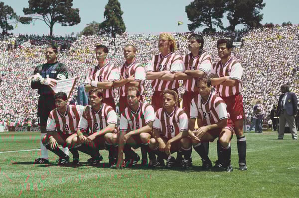 世界杯FIFA体育新闻:1994年国际足联世界杯16强赛对阵巴西之前,美国队列队合影