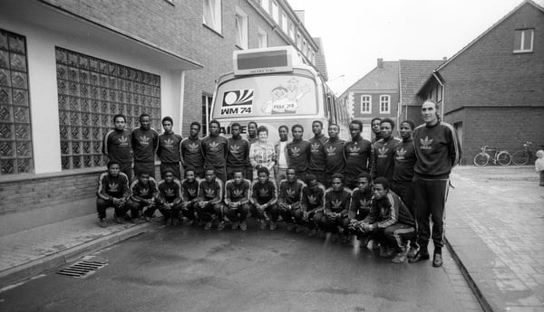 世界杯FIFA体育新闻：1974年德国世界杯开赛前，扎伊尔国家队在球队大巴前合影。