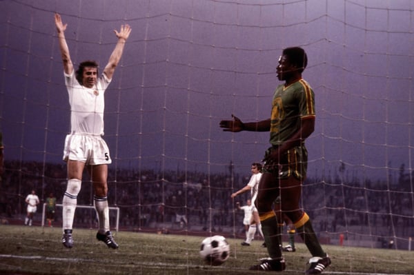 世界杯FIFA体育新闻：约瑟普·卡塔林斯基在1974年德国世界杯上为南斯拉夫队攻入对阵扎伊尔的进球后庆祝。