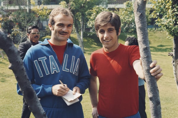 世界杯FIFA体育新闻:1970年墨西哥世界杯期间,意大利队的队友桑德罗·马佐拉和詹尼·里维拉。