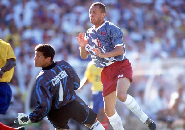 世界杯FIFA体育新闻:厄尼·斯图尔特攻破哥伦比亚球门