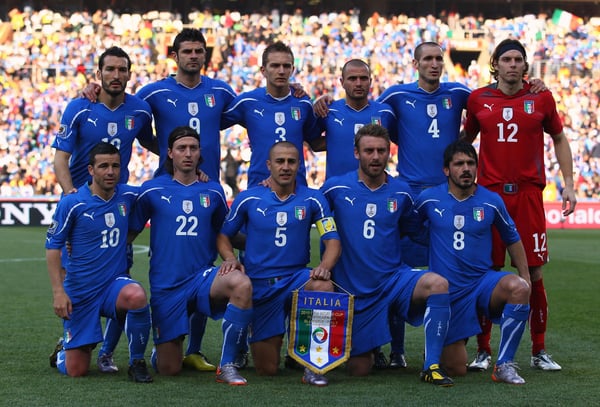 世界杯FIFA体育新闻:2010年南非世界杯F组,意大利队在约翰内斯堡埃利斯公园体育场迎战斯洛伐克队前列队。