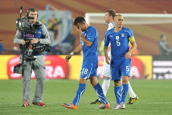 世界杯FIFA体育新闻：在2010年南非世界杯F组比赛中，意大利队在约翰内斯堡埃利斯公园球场以2-3负于斯洛伐克队，赛后法比奥·夸利亚雷拉含泪离场。