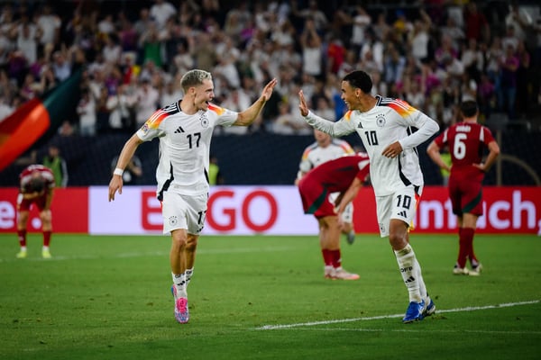 世界杯FIFA体育新闻:弗洛里安·维尔茨和贾马尔·穆西亚拉庆祝德国队进球