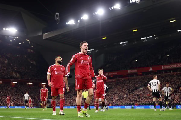 世界杯FIFA体育新闻：弗洛里安·维尔茨与穆罕默德·萨拉赫庆祝利物浦进球