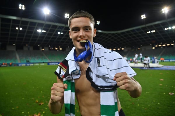 世界杯FIFA体育新闻:弗洛里安·维尔茨嘴里叼着一枚U-21欧洲杯金牌庆祝
