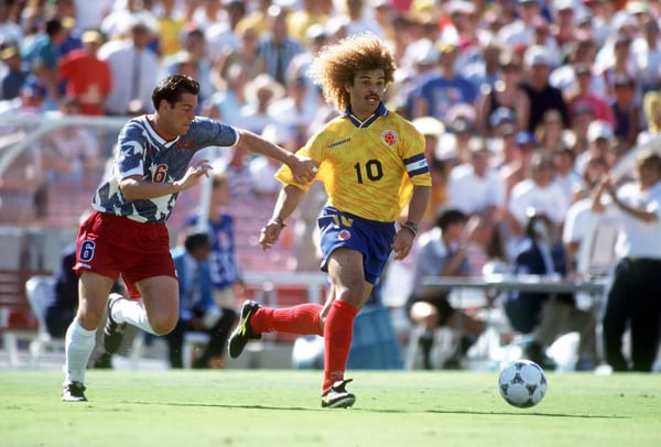 世界杯FIFA体育新闻：1994年国际足联世界杯上，美国队的约翰·哈克斯和哥伦比亚队的卡洛斯·巴尔德拉马争夺球权。