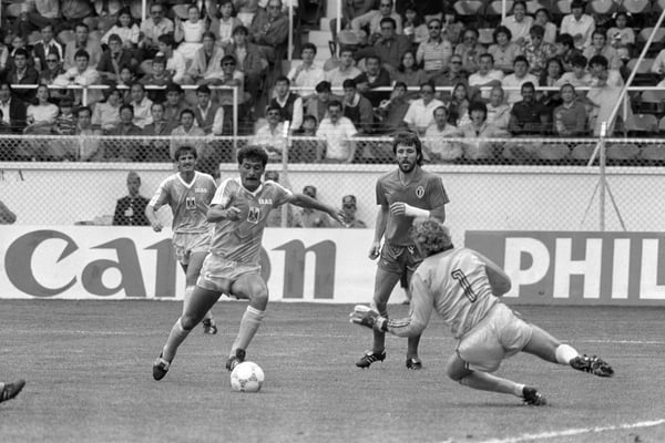 世界杯FIFA体育新闻：伊拉克球员艾哈迈德·拉迪在1986年国际足联世界杯比赛中