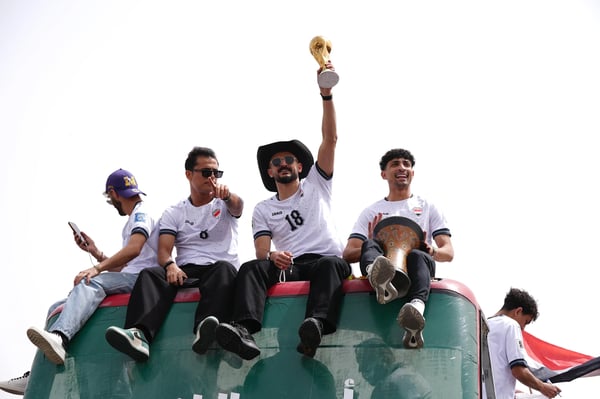 世界杯FIFA体育新闻：伊拉克球员在巴格达街头举行游行，庆祝他们获得2026年国际足联世界杯参赛资格。