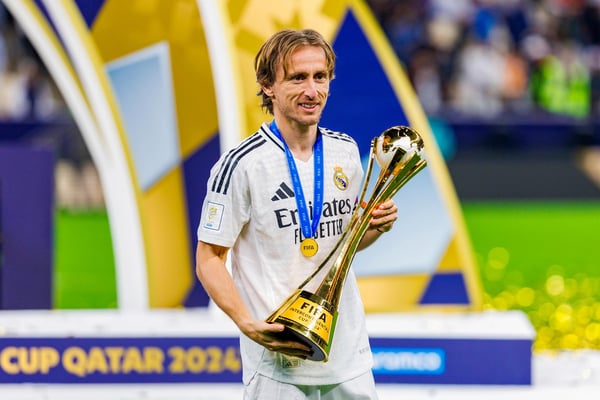 世界杯FIFA体育新闻：莫德里奇手捧洲际杯