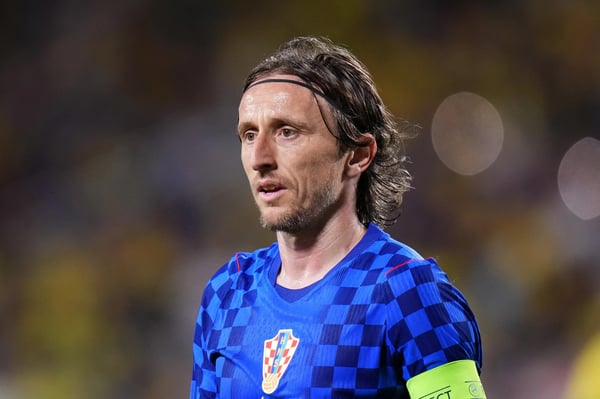 世界杯FIFA体育新闻:在露营世界体育场举行的巴西与克罗地亚国际友谊赛中,克罗地亚球员卢卡·莫德里奇做出反应