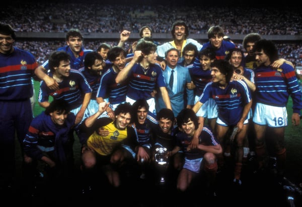 世界杯FIFA体育新闻：法国队在巴黎王子公园球场庆祝在1984年欧洲杯决赛中击败西班牙队