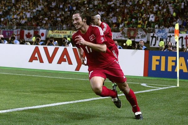 世界杯FIFA体育新闻:2002年韩日世界杯四分之一决赛,在大阪长居体育场,伊尔汗·曼西兹为土耳其队攻入制胜金球,击败塞内加尔队。