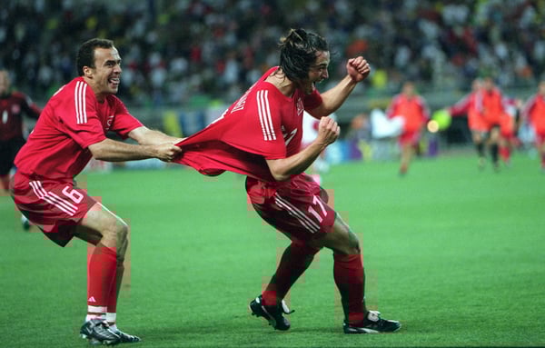 世界杯FIFA体育新闻:伊尔汗·曼西兹庆祝为土耳其队攻破塞内加尔球门