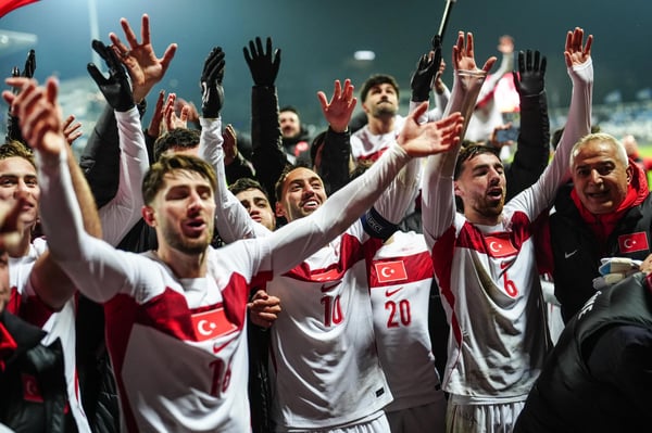 世界杯FIFA体育新闻:土耳其队在锁定2026年世界杯参赛资格后与球迷们一同庆祝。