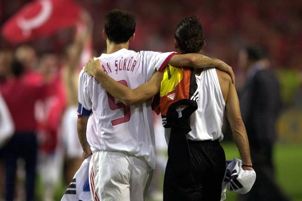 世界杯FIFA体育新闻:在2002年韩日世界杯季军争夺战中,土耳其队以3比2战胜韩国队,哈坎·苏克尔和鲁斯图·雷克贝尔庆祝胜利。