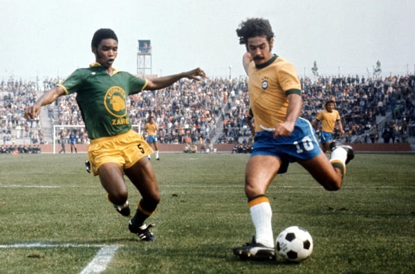 世界杯FIFA体育新闻:1974年德国世界杯第二小组赛,里维利诺代表巴西队在盖尔森基兴公园体育场对阵扎伊尔队。
