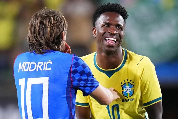 世界杯FIFA体育新闻:2026年3月31日,克罗地亚球员卢卡·莫德里奇在友谊赛后与巴西球员维尼修斯·儒尼奥尔交谈。