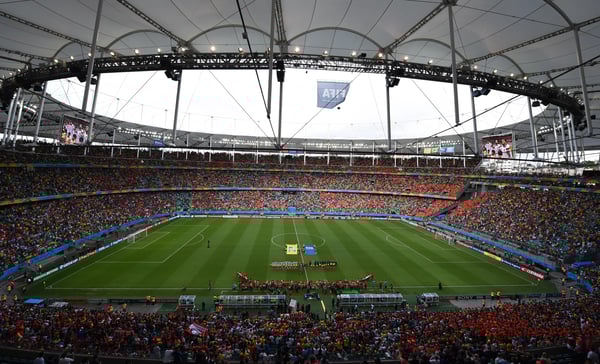 世界杯FIFA体育新闻:这是2014年巴西世界杯B组西班牙对阵荷兰之前,萨尔瓦多新泉体育场的景象。