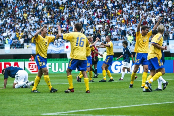 世界杯FIFA体育新闻：瑞典队在2002年韩日世界杯F组比赛中，于宫城县宫城体育场击败阿根廷队后庆祝胜利。