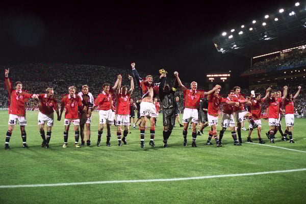 世界杯FIFA体育新闻：在1998年法国世界杯A组比赛中，挪威队在马赛韦洛德罗姆球场以2比1战胜巴西队，挪威球员庆祝胜利。