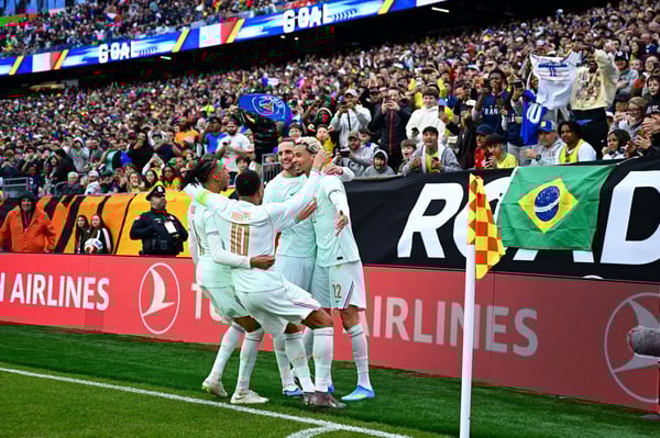 世界杯FIFA体育新闻：法国队战胜巴西队后庆祝胜利