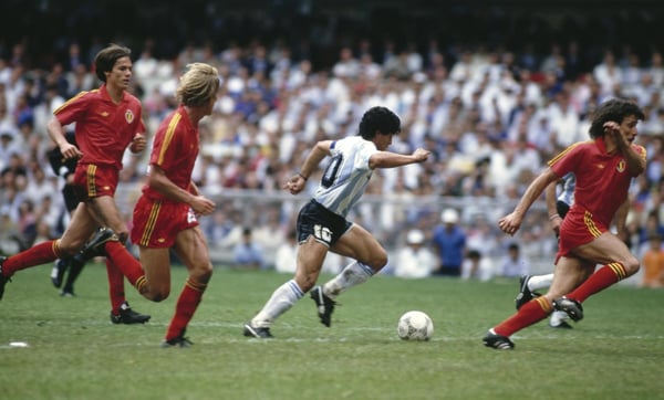 世界杯FIFA体育新闻：1986年国际足联世界杯半决赛，迭戈·马拉多纳在墨西哥城阿兹特克体育场代表阿根廷队对阵比利时队时带球突破。