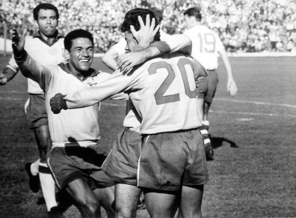 世界杯FIFA体育新闻：在1962年智利世界杯决赛中，阿马里尔多在圣地亚哥国家体育场庆祝他为巴西队扳平比分的进球。