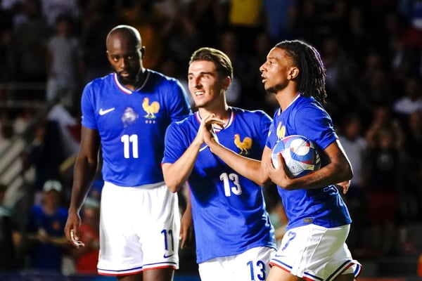 世界杯FIFA体育新闻：Joie - Michael Olise (7 - 法国) - Joris Chotard (13 - 法国) 足球 : 法国 vs 日本 - 准备比赛