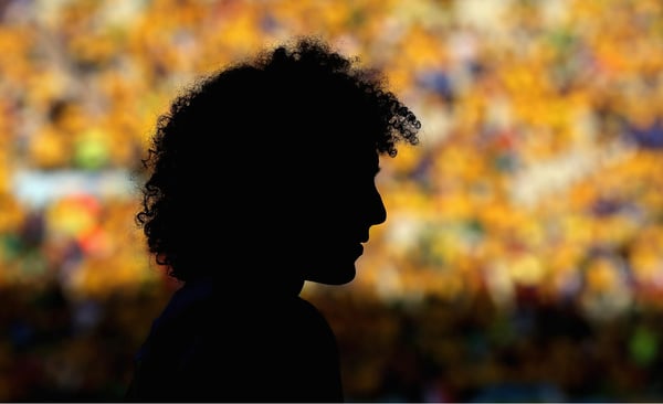 世界杯FIFA体育新闻：在2014年国际足联世界杯四分之一决赛巴西对阵哥伦比亚的比赛前，大卫·路易斯在福塔莱萨的卡斯特劳体育场进行热身。