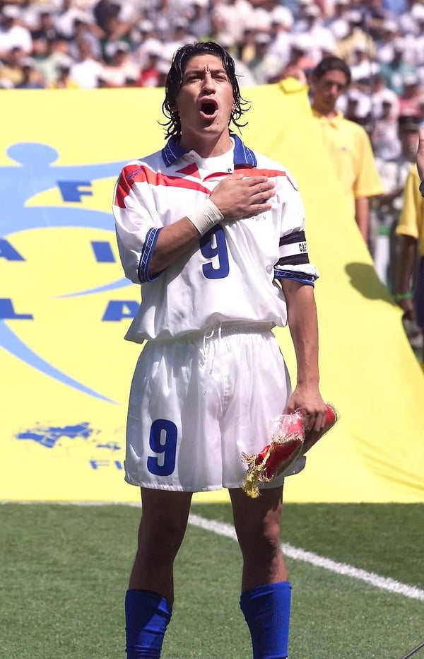 世界杯FIFA体育新闻：在1998年法国世界杯B组智利对阵喀麦隆的比赛前，伊万·萨莫拉诺在南特博若瓦尔球场演唱智利国歌。