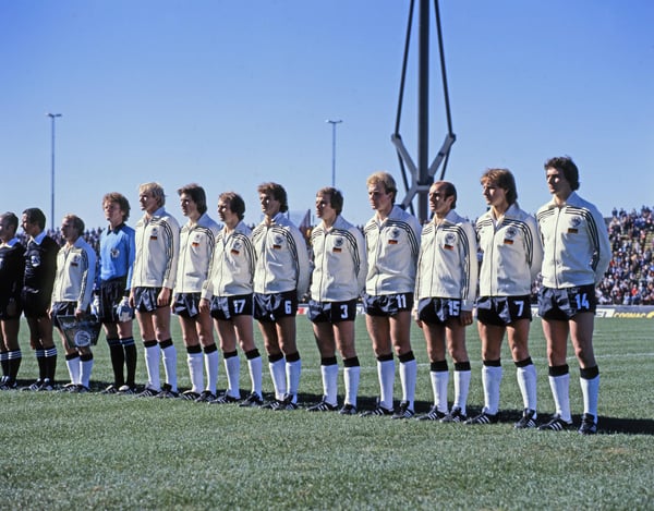 世界杯FIFA体育新闻：1978年国际足联世界杯A组比赛，西德队在阿根廷科尔多瓦奥林匹克体育场迎战奥地利队。