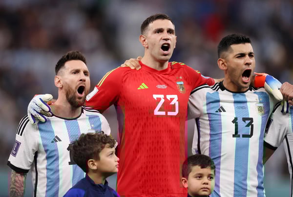 世界杯FIFA体育新闻：在2022年卡塔尔世界杯四分之一决赛阿根廷对阵荷兰的比赛前，莱昂内尔·梅西、埃米利亚诺·马丁内斯和克里斯蒂安·罗梅罗在卢赛尔体育场演唱阿根廷国歌。