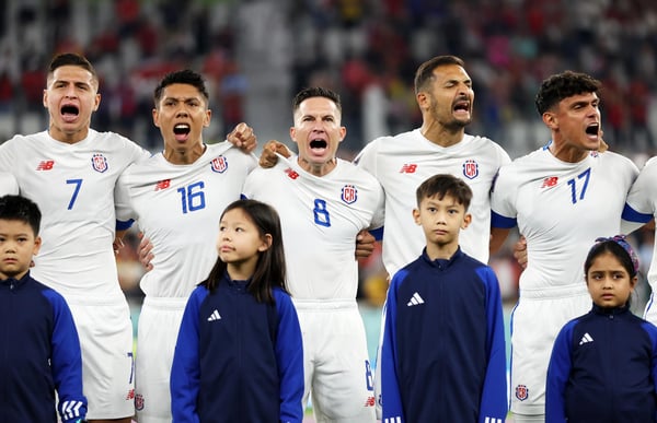 世界杯FIFA体育新闻：在2022年国际足联世界杯E组哥斯达黎加对阵西班牙的比赛前，安东尼·孔特雷拉斯、卡洛斯·马丁内斯、布莱恩·奥维耶多、塞尔索·博尔赫斯和叶利钦·特赫达在多哈的阿尔图玛玛体育场齐唱哥斯达黎加国歌。