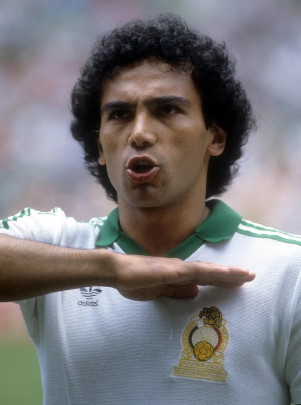 世界杯FIFA体育新闻：在1986年国际足联世界杯16强赛墨西哥对阵保加利亚的比赛前，乌戈·桑切斯在墨西哥城阿兹特克体育场演唱墨西哥国歌。