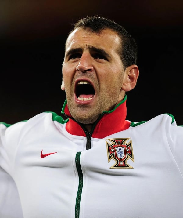 世界杯FIFA体育新闻：在2010年南非世界杯16强赛葡萄牙对阵西班牙的比赛前，门将爱德华多在开普敦绿点体育场演唱葡萄牙国歌。