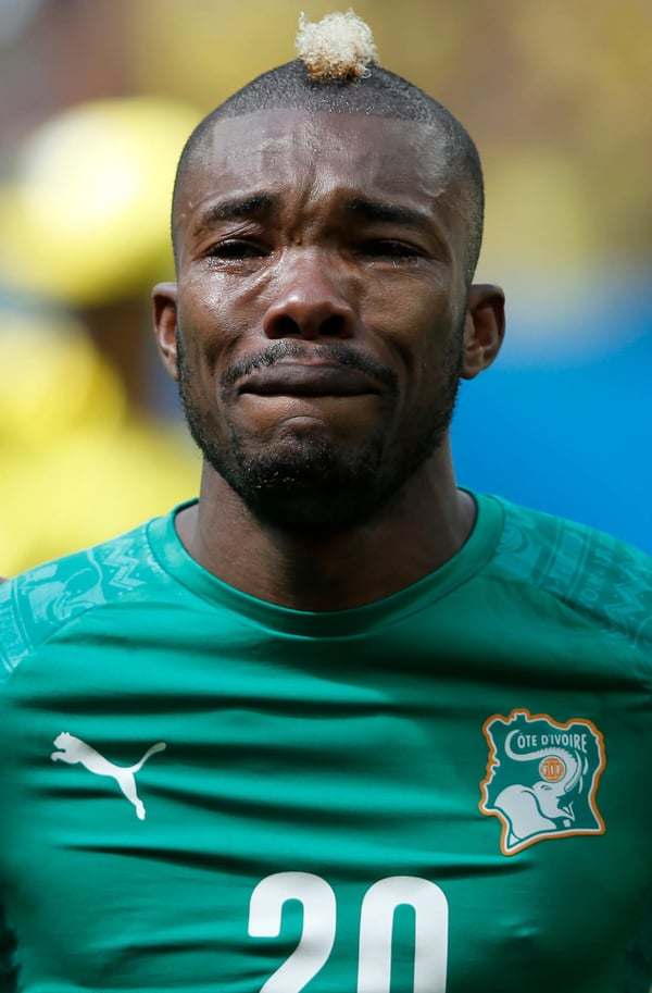 世界杯FIFA体育新闻：在2014年巴西世界杯C组科特迪瓦对阵哥伦比亚的比赛前，塞雷·迪耶在巴西利亚国家体育场奏科特迪瓦国歌时落泪。