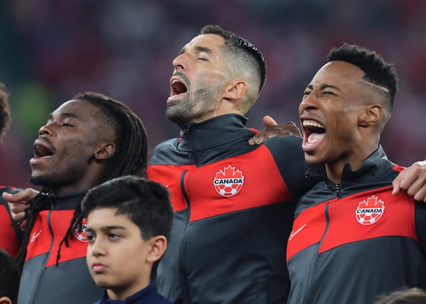 世界杯FIFA体育新闻：在2022年卡塔尔世界杯F组加拿大队对阵摩洛哥队的比赛前，萨姆·阿德库格贝、史蒂文·维多利亚和马克-安东尼·凯在多哈的阿尔图玛玛体育场激情演唱加拿大国歌。