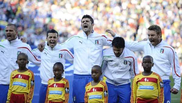 世界杯FIFA体育新闻：在2010年南非世界杯F组小组赛约翰内斯堡埃利斯公园体育场，意大利队对阵斯洛伐克队之前，西蒙尼·佩佩、安东尼奥·迪纳塔莱、文森佐·亚昆塔、詹纳罗·加图索和丹尼尔·德罗西齐唱意大利国歌。