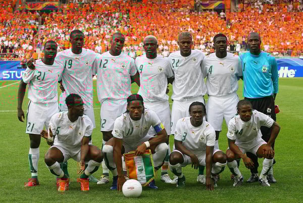 世界杯FIFA体育新闻：科特迪瓦队在2006年德国世界杯C组小组赛中，于斯图加特戈特利布·戴姆勒体育场迎战荷兰队，赛前列队。